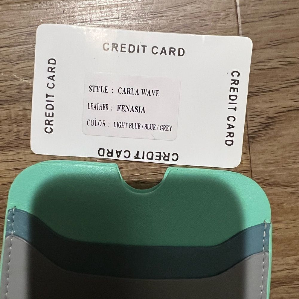 Carla 3 pocket smooth green wallet - Picture 2 of 3